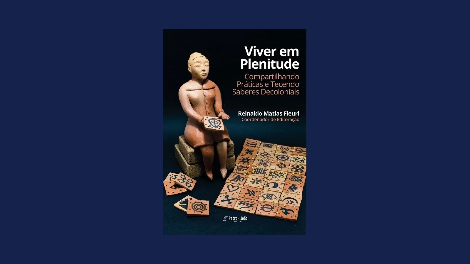Capa do livro, com uma escultura de cerâmica sentada diante de peças de barro